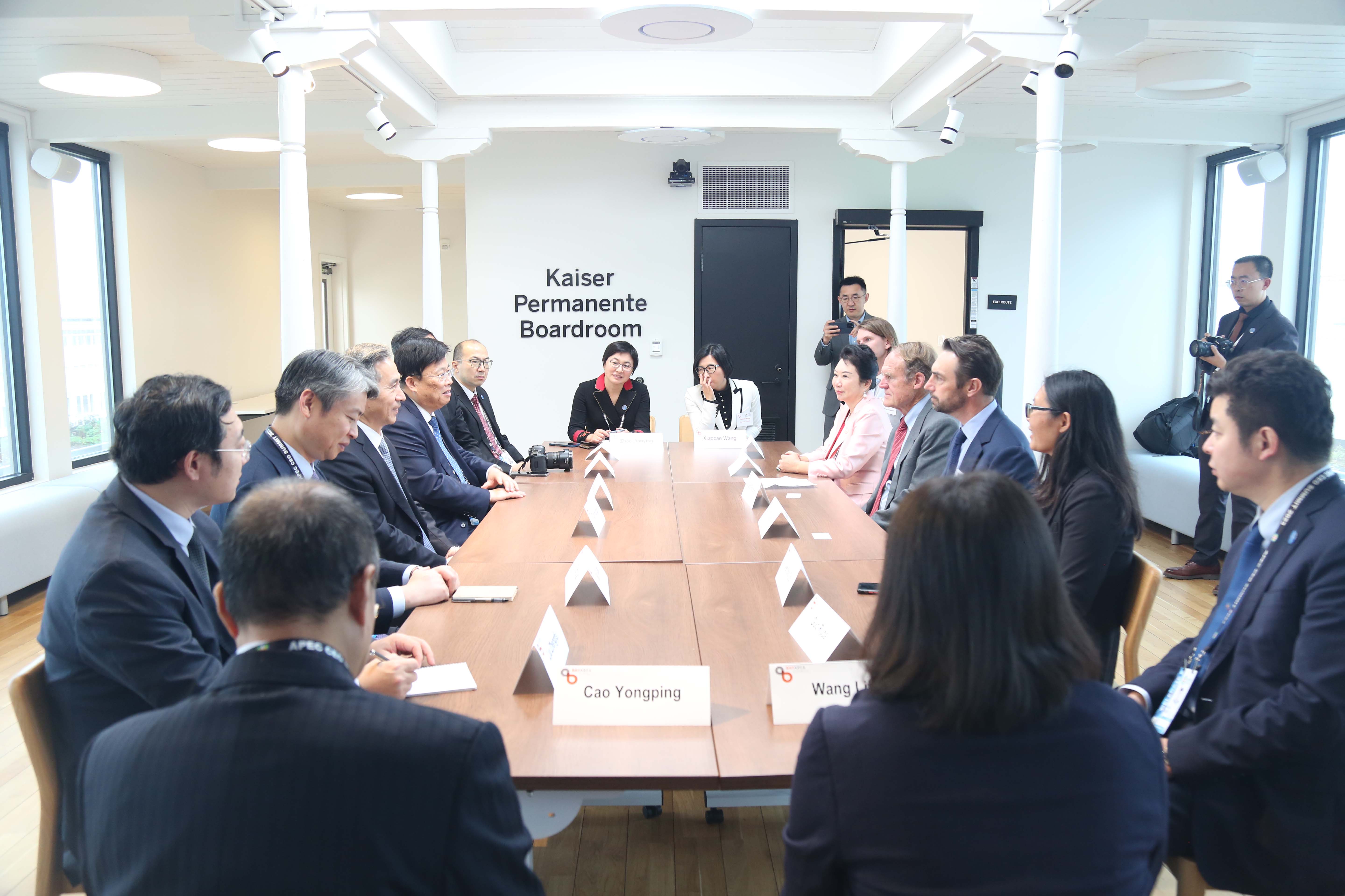 凯发k8集团董事局李俐与中国贸促会会长任鸿斌交流